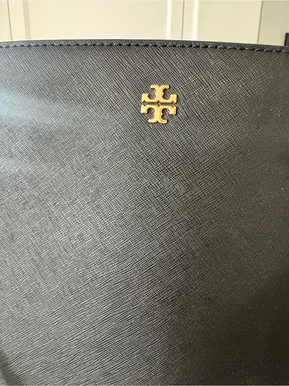 Excellent Tory Burch Black Saffiano Leather Emerson Top Zip Tote with Gold Logo - Picture 12 of 16